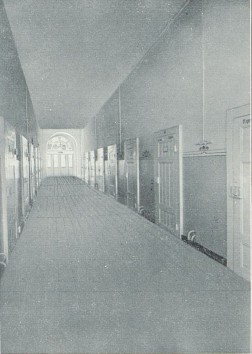 Auf dem Foto sieht man einen Flur. Rechts und links sind mehrere verschlossene T&uuml;ren sichtbar.