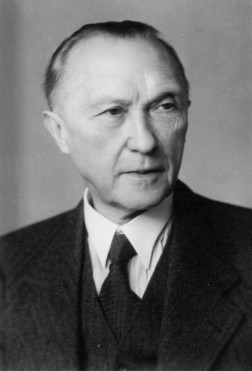 Porträtfoto von Konrad Adenauer