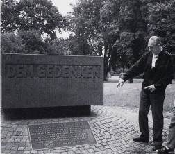 Aufnahme von Miroslaw Zawodny neben dem Gedenkstein im Brauweiler Abteipark