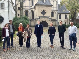 Foto: Acht Personen stehen vor der Abtei in Brauweiler