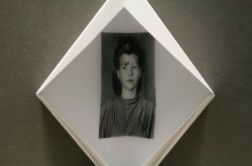 Aufgeklapptes Buch mit einer Scharz-Weiß-Fotografie einer jungen Frau
