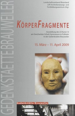 Cover der Broschüre 'Körperfragmente'. Darauf eine Hand, die einen kleinen Kopf aus Ton hält.