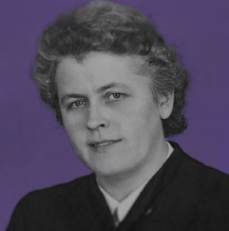 Auf dem Foto ist eine Frau zu sehen, die in die Kamera blickt